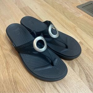 Crocs Sanrah Sandals Sz 10 Silver Medallion Women’s Shoes